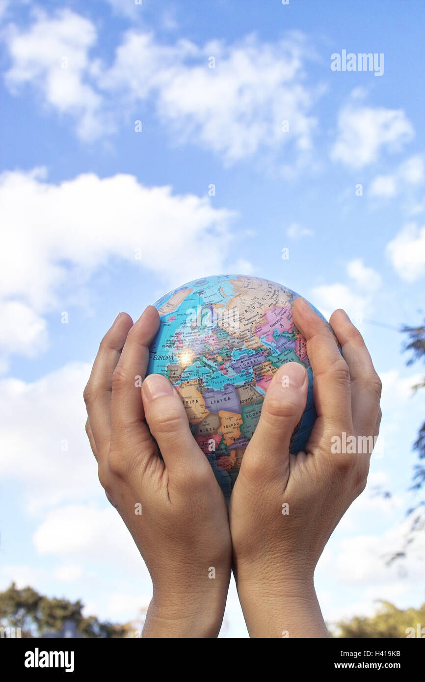 Le donne le mani, Globe, tenere, Cloud cieli Donna, mani, Globe, mondo, potenza, contiene fino l'umanità, la responsabilità per la conservazione dell'ambiente, protezione, protezioni, ambiente, sicurezza, ecologia, sicurezza, fiducia, "lo sguardo al futuro", "mani protettrici', Globalplayer, futuro, la globalizzazione a livello globale Foto Stock