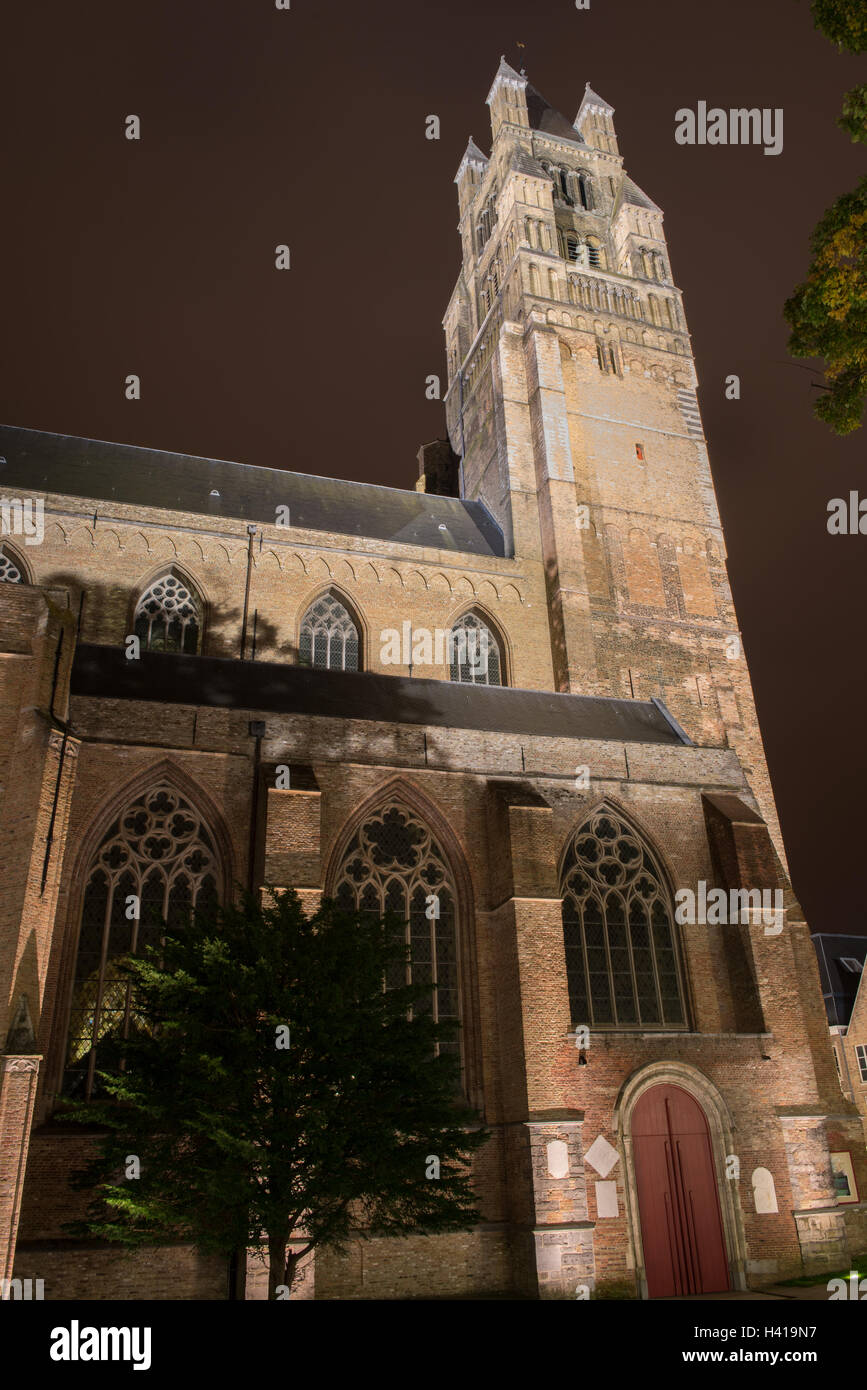 Immagine notturna della chiesa di Brugge, in Belgio Foto Stock