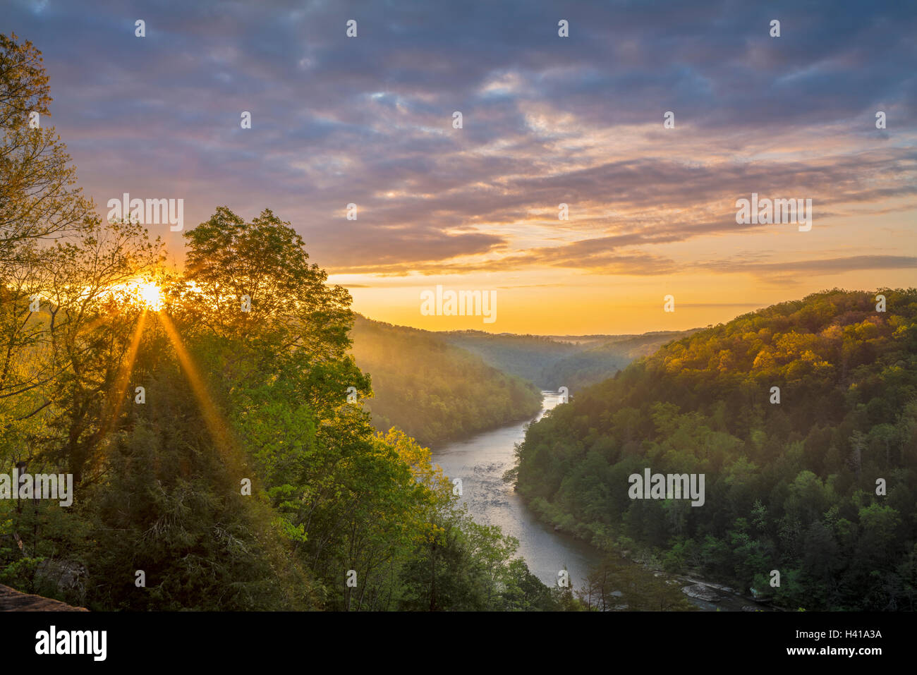 Cumberland Falls State Park, Kentucky: Sunrise su Cumberland River avvolgimento attraverso Appalachian colline Foto Stock