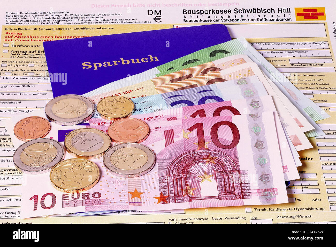 La costruzione della società accordo di risparmio, bankbook, dettaglio, euro, banconote, monete, still life, la moneta unica, l'Unione europea, Europe, europeo, i mezzi di pagamento, euro, denaro, metallo denaro, monete, banconote, le banconote e le monete in euro, moneta, risparmiare, risparmi, precauzione privata, precauzione, contratto di economia, la pianificazione futura, il materiale di registrazione, close up Foto Stock