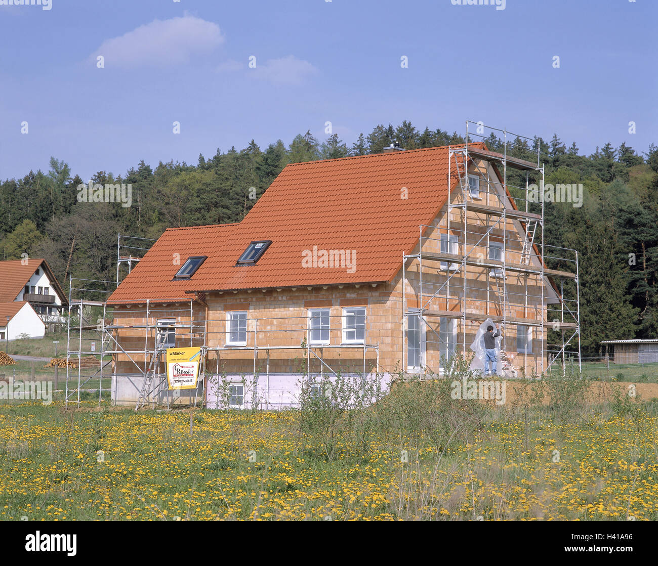 Casa unifamiliare, shell, Europa, Germania, il cantiere, sito di sviluppo, edilizia, edificio di nuova costruzione, impalcatura, casa propria, il bordo della foresta Foto Stock