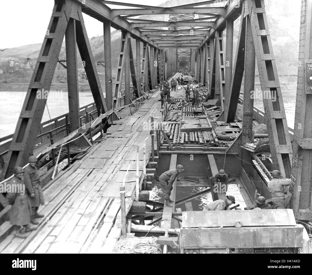 REMAGEN PONTE (aka Ludendorff ponte) il 17 marzo 1945 dopo la cattura di una task force degli STATI UNITI 9 Divisione Armourd il 7 marzo. Crollò per quattro ore dopo questa ufficiale degli Stati Uniti è stata scattata la foto. Foto Stock