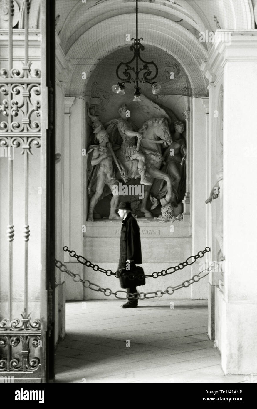 Austria, Vienna, la porta del castello, senior, lateralmente, b/w Foto Stock