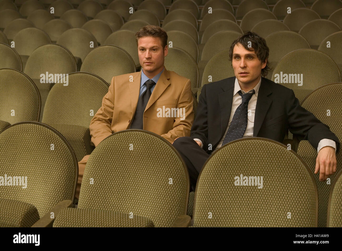 Cinema, righe, uomini, seriamente, ritratto, sala cinema, sala teatrale, visita al cinema, visita al teatro, tempo libero, udienza, spettatore, amici, 20-30 anni, i colleghi, onorevoli colleghi, due, suit, tie, ano lavoro, prestazioni, critico, le prestazioni della pellicola, la performance sul palco, tesa, attentamente, all'interno Foto Stock