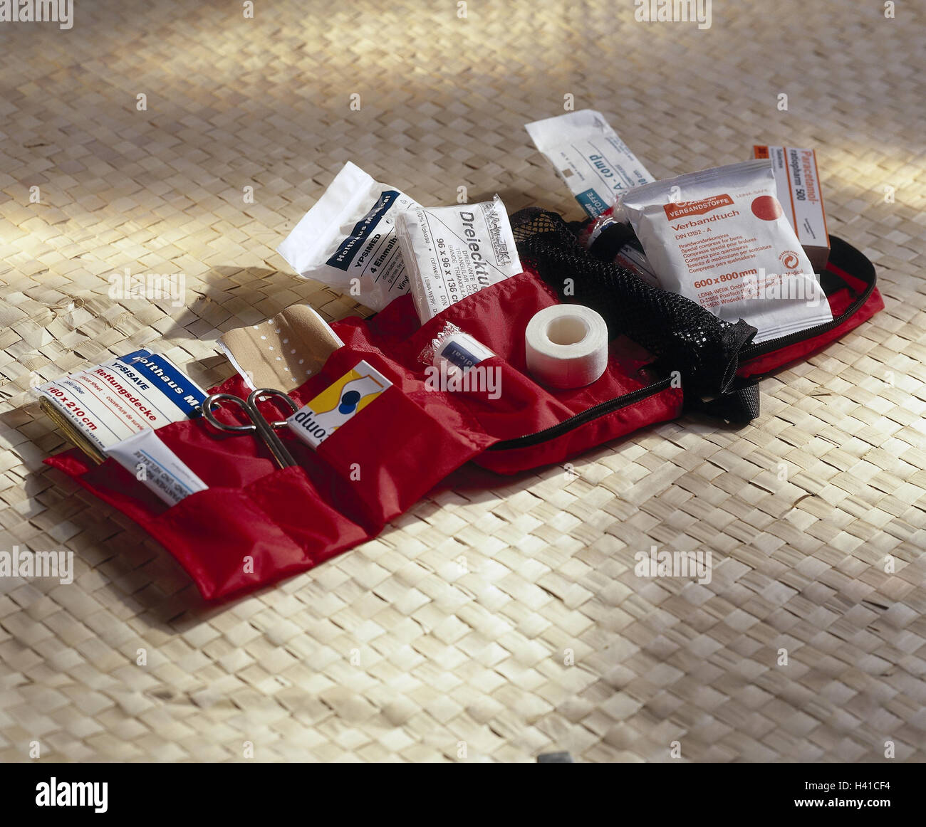 Prima guida impostata, incidente aiuto materiale di associazione, associazione materiale, forbici, bendaggio triangolare, gesso, guanti monouso, set di emergenza Foto Stock