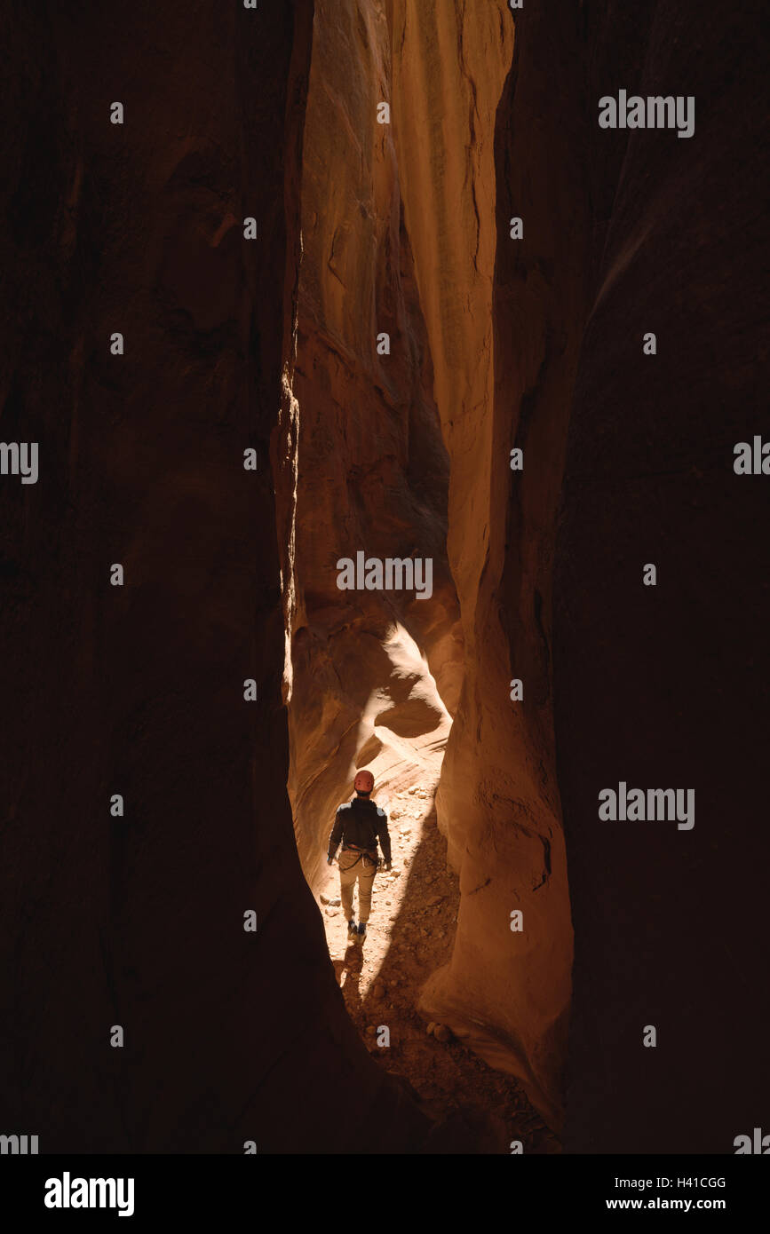 Di canyoning attraverso una fessura canyon nel sud dello Utah Foto Stock