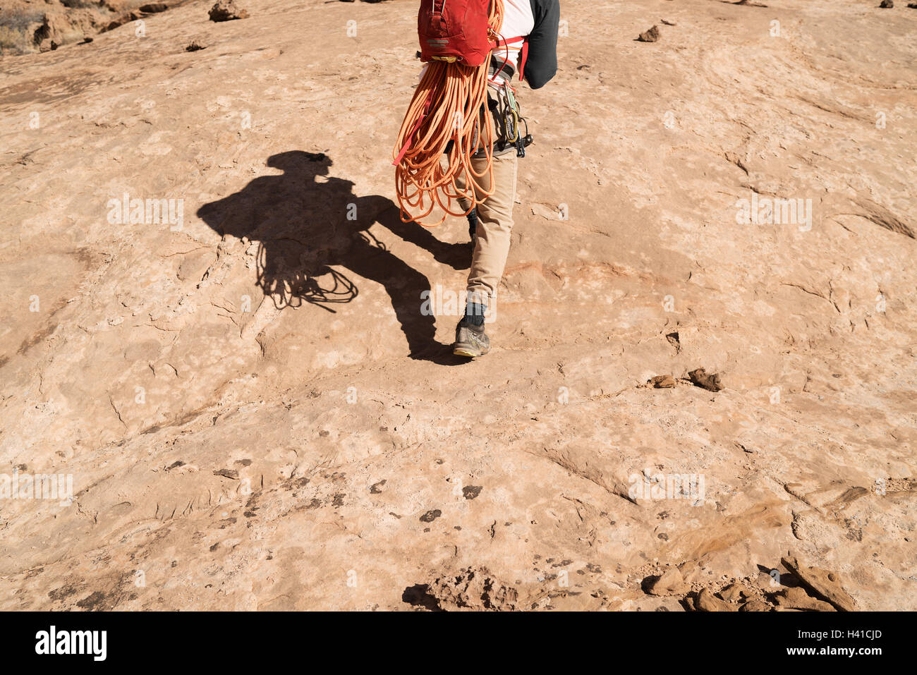 Un uomo si prepara a rappel giù un canyon nel sud dello Utah Foto Stock