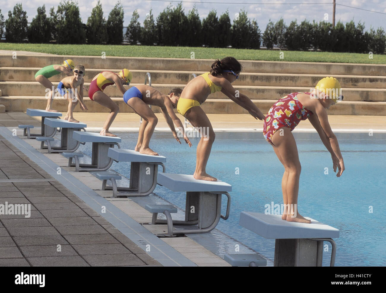 Piscina, cembalo margine, i blocchi di partenza, bambini, costume da bagno, occhiali da nuoto, linea di start-up al di fuori, le ragazze e i ragazzi 6 - 9 anni, cuffie, piscine, tempo libero, vacanze, ferie, infanzia, hobby, evento start, posizione start, smette di nuotare, formazione, formazione di nuoto, treno Foto Stock