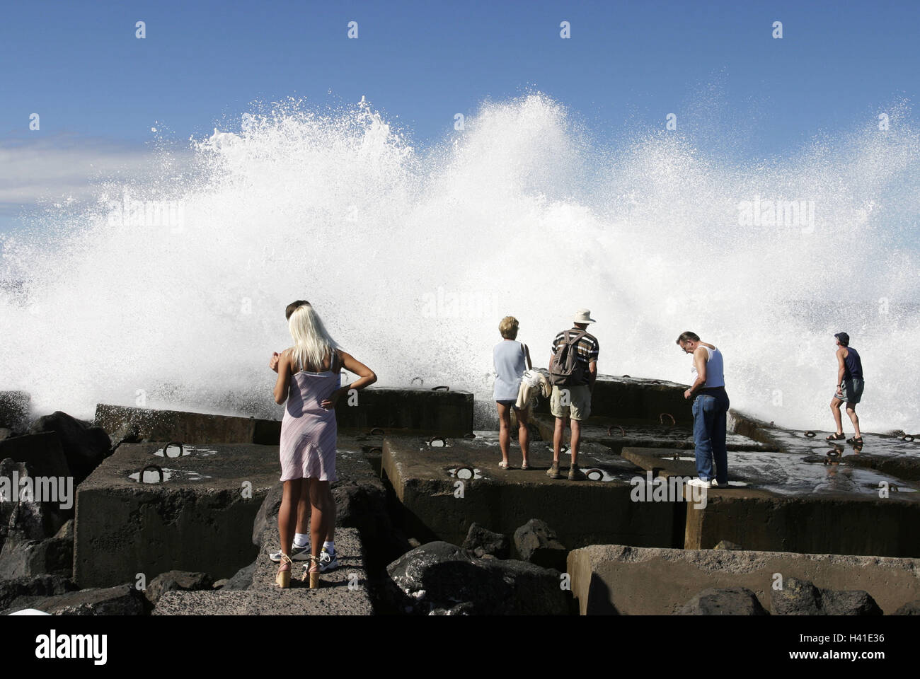 Spagna, isola di Tenerife, Puerta de la Cruz, costa, spiaggia, surf, turistico Isole Canarie, Canarie, isola delle Canarie, Tenerife, storico, spiaggia di fissaggio, rock, calcestruzzo grumo, vacanziere, spettacolo della natura, osservare, attrazione, luogo di interesse, turismo, des Foto Stock