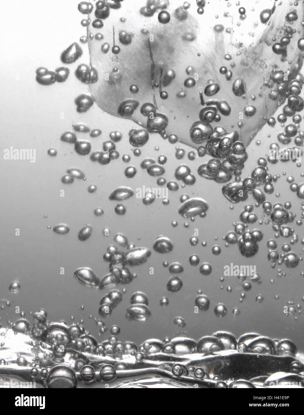 Acqua e cubetti di ghiaccio, bolle di aria, dettaglio b/w Foto Stock