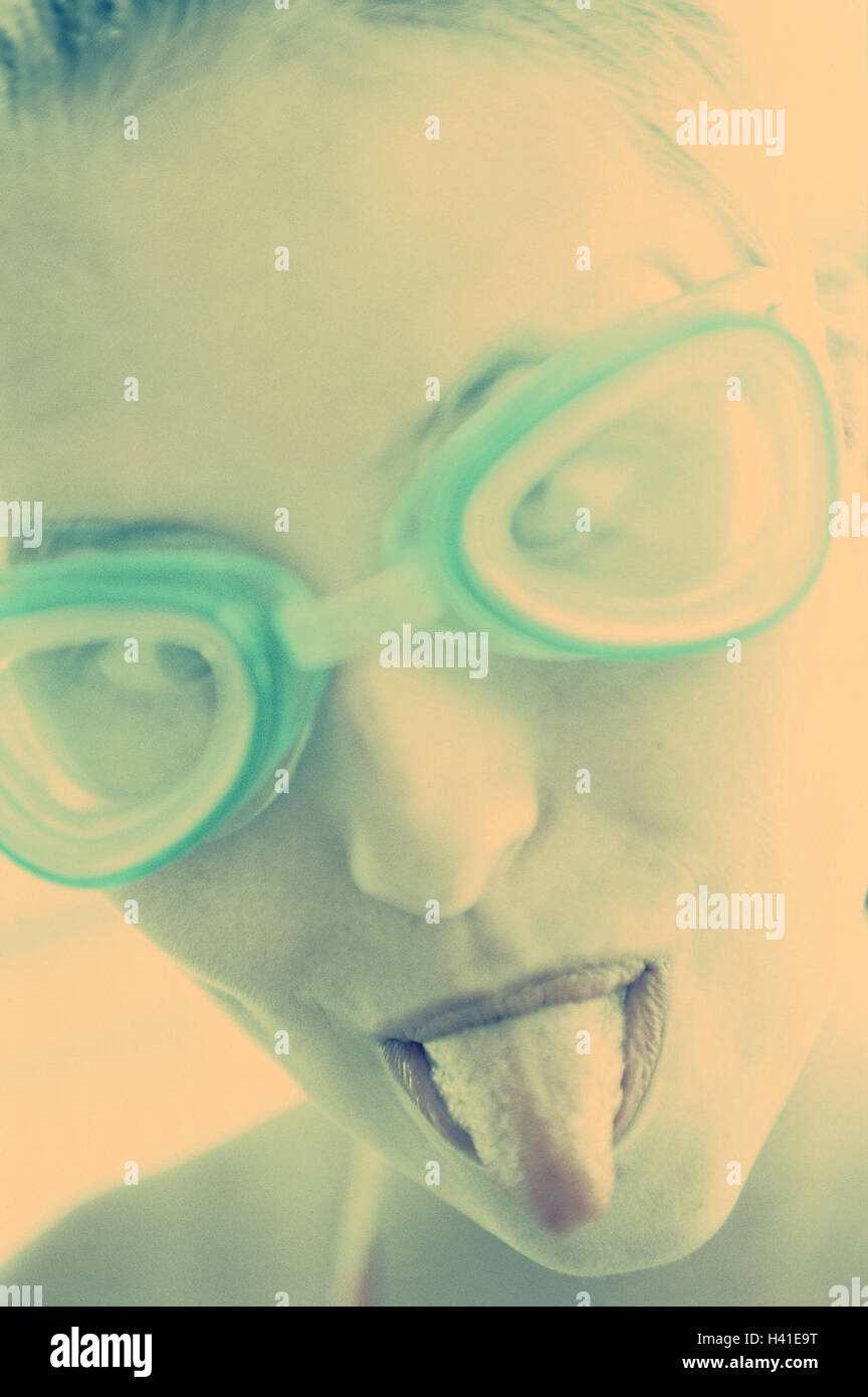 Donna, giovane, occhiali da nuoto, lingua punto, ritratto, modello rilasciato, sportive rende sconosciuti, sport, sport d'acqua, nuoto, nuotare, tempo libero, hobby, subacqueo occhiali, nuotatore, cattiva abitudine, tactlessly, impolitely impoliteness,,, Boorishly naughtily, Foto Stock