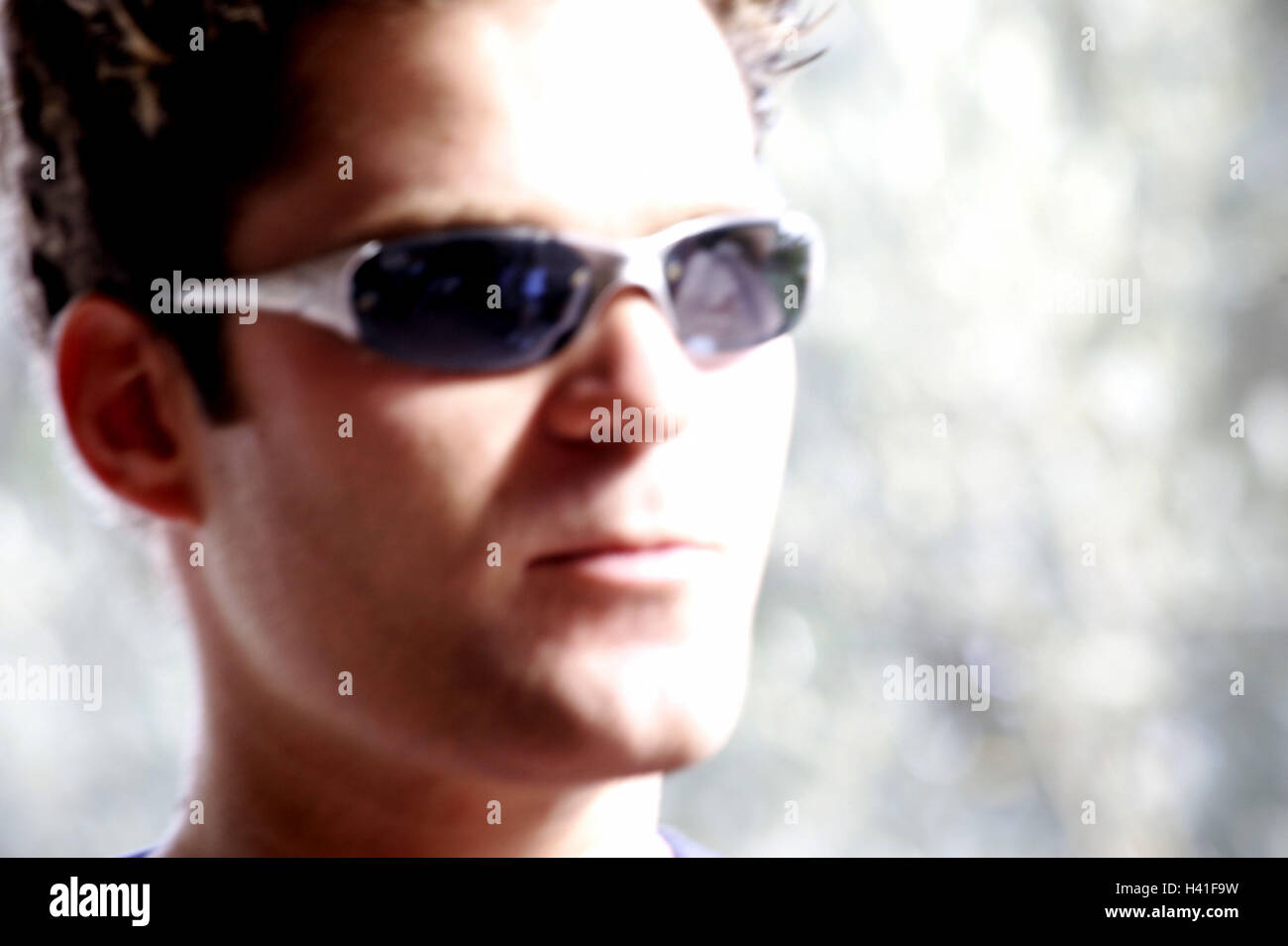 L'uomo, giovani, sun vetro, grave, Ritratto, al di fuori di 24 anni, 20-30  anni, bicchieri, fresco e disinvolto, casual, espressione, osservando,  troncato spy, mafia, estate, sole Foto stock - Alamy