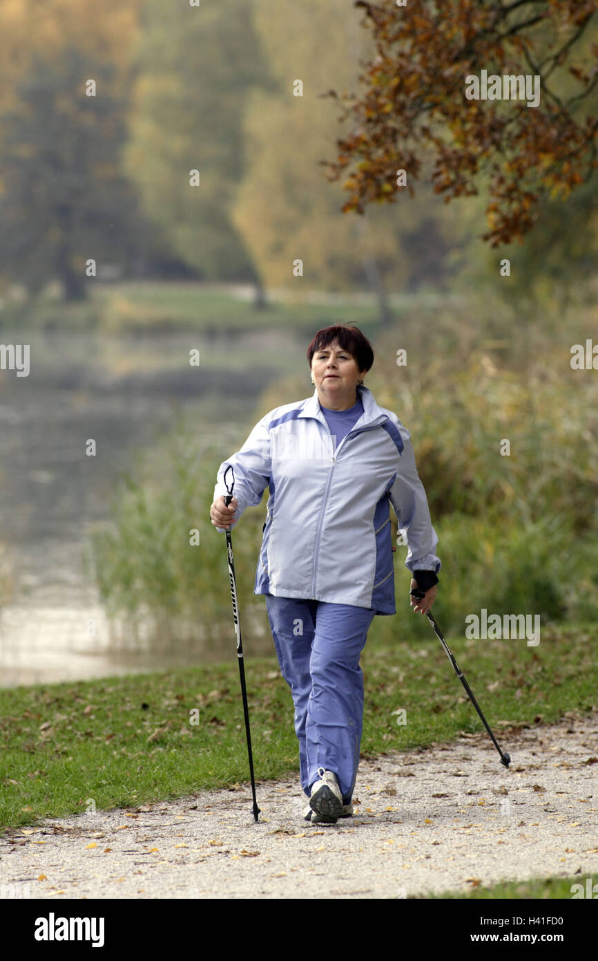 Lakesides, modo, senior, Nordic Walking donna, 60-70 anni, età migliore,  abbigliamento sportivo, sportily, movimento, eseguire la tecnologia, piani,  piano entrata, sport, sport, hobby, tempo libero e sport di tendenza,  fitness, attività, energia,