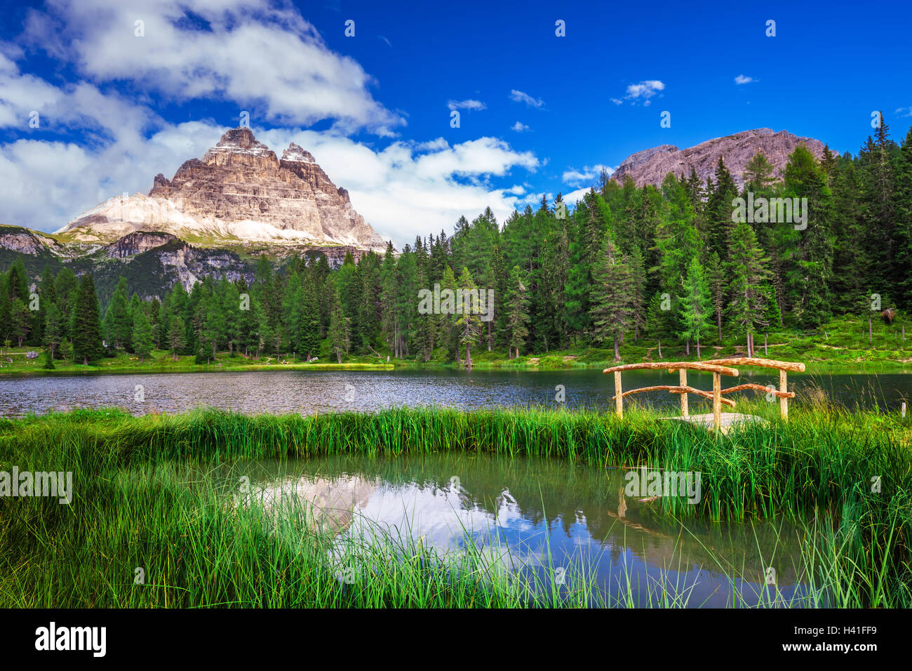 Vista del Lago Antorno e le Tre Cime di Lavaredo nelle Dolomiti, Italia, Europa Foto Stock