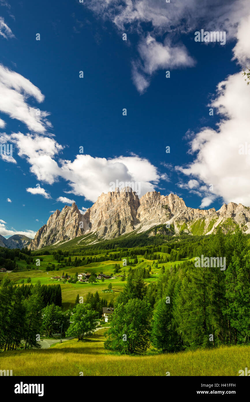 Magnifica vallata con cristallo gruppo di montagna vicino a Cortina d'Ampezzo, Dolomiti, Italia Europa Foto Stock