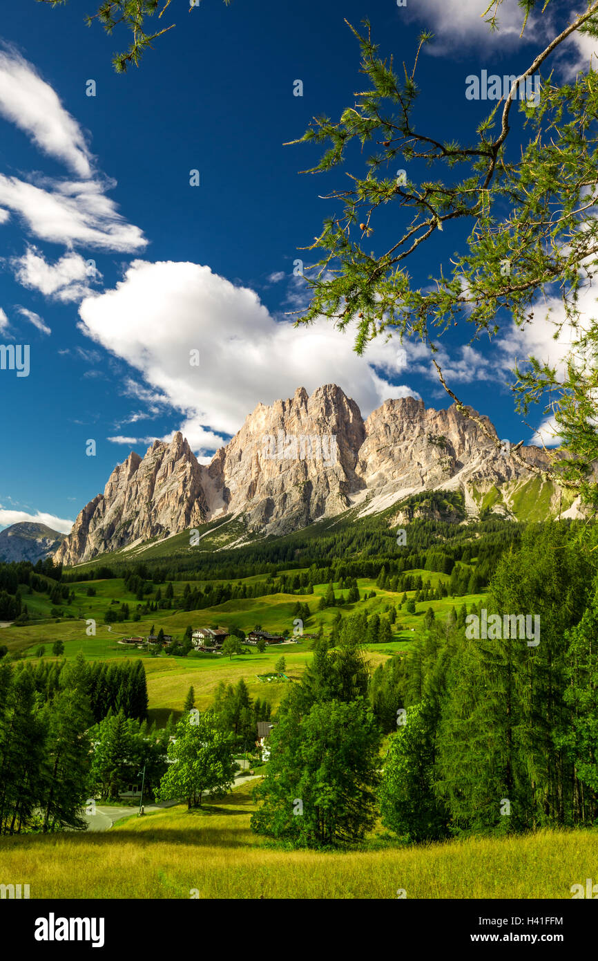 Magnifica vallata con cristallo gruppo di montagna vicino a Cortina d'Ampezzo, Dolomiti, Italia Europa Foto Stock