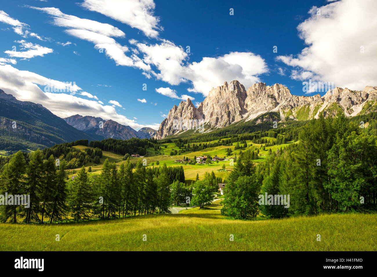 Magnifica vallata con cristallo gruppo di montagna vicino a Cortina d'Ampezzo, Dolomiti, Italia Europa Foto Stock