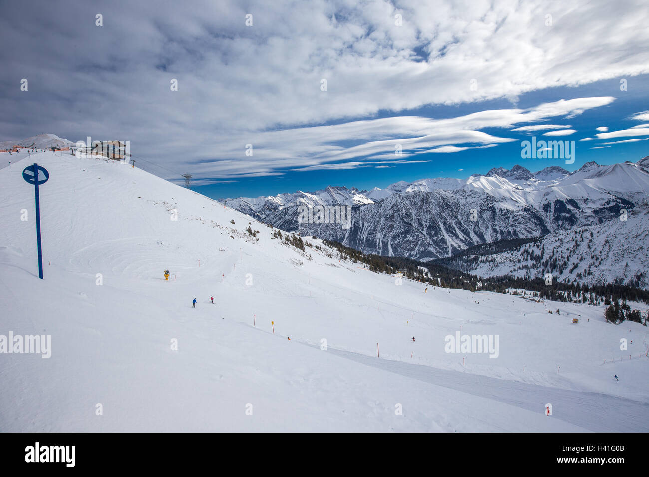 Vista di piste da sci con il modello di velluto a coste e ski seggiovie sulla sommità del Fellhorn Ski Resort, Alpi Bavaresi, Oberstdorf Foto Stock