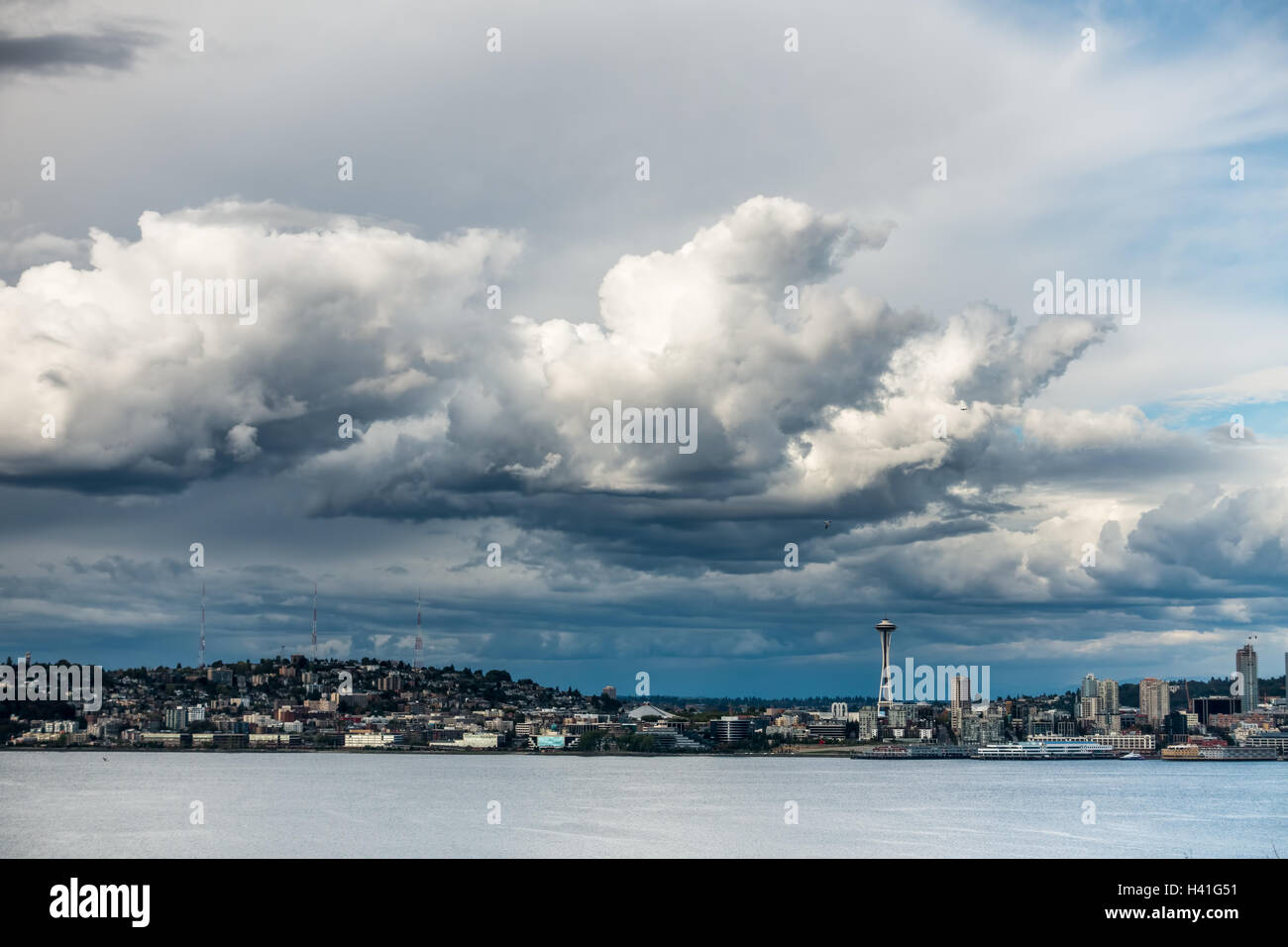 Fuga di nuvole passare il puntatore del mouse sopra la skyline di Seattle. Foto Stock
