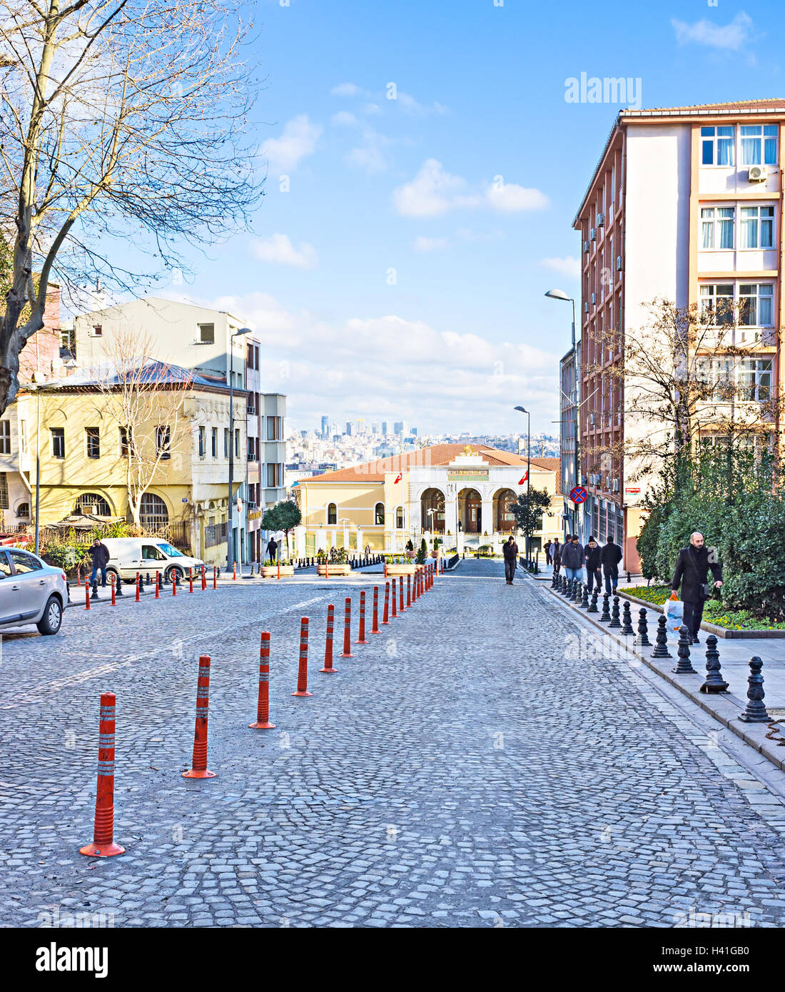 Il loschi strada con la residenza del governatore sullo sfondo di Istanbul. Foto Stock