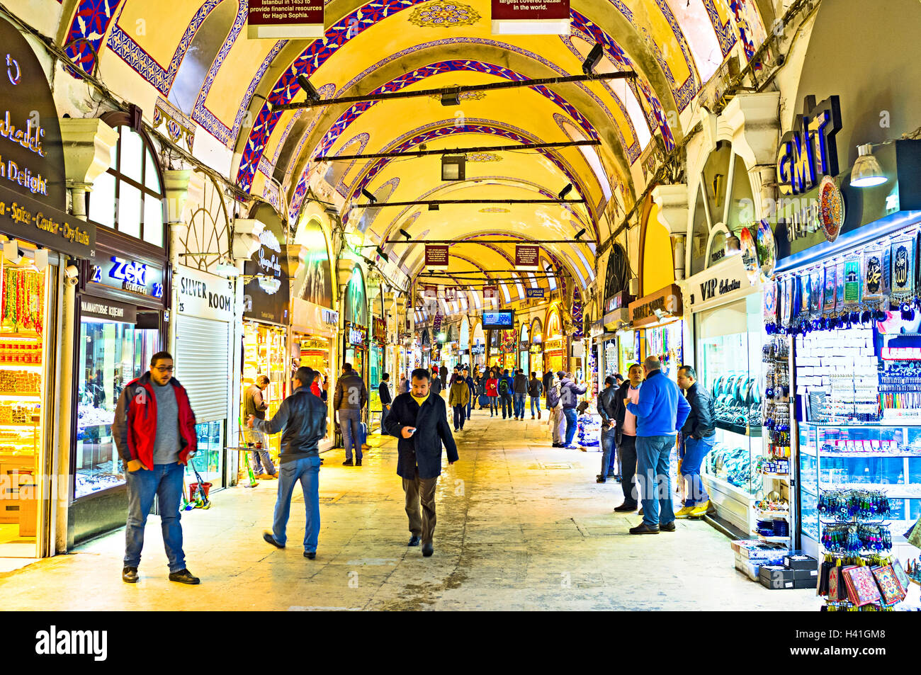 Kalpakcılar Caddesi, l'oro gioiellerie' road, è uno dei 61 strade coperte all'interno del Grand Bazaar di Istanbul. Foto Stock