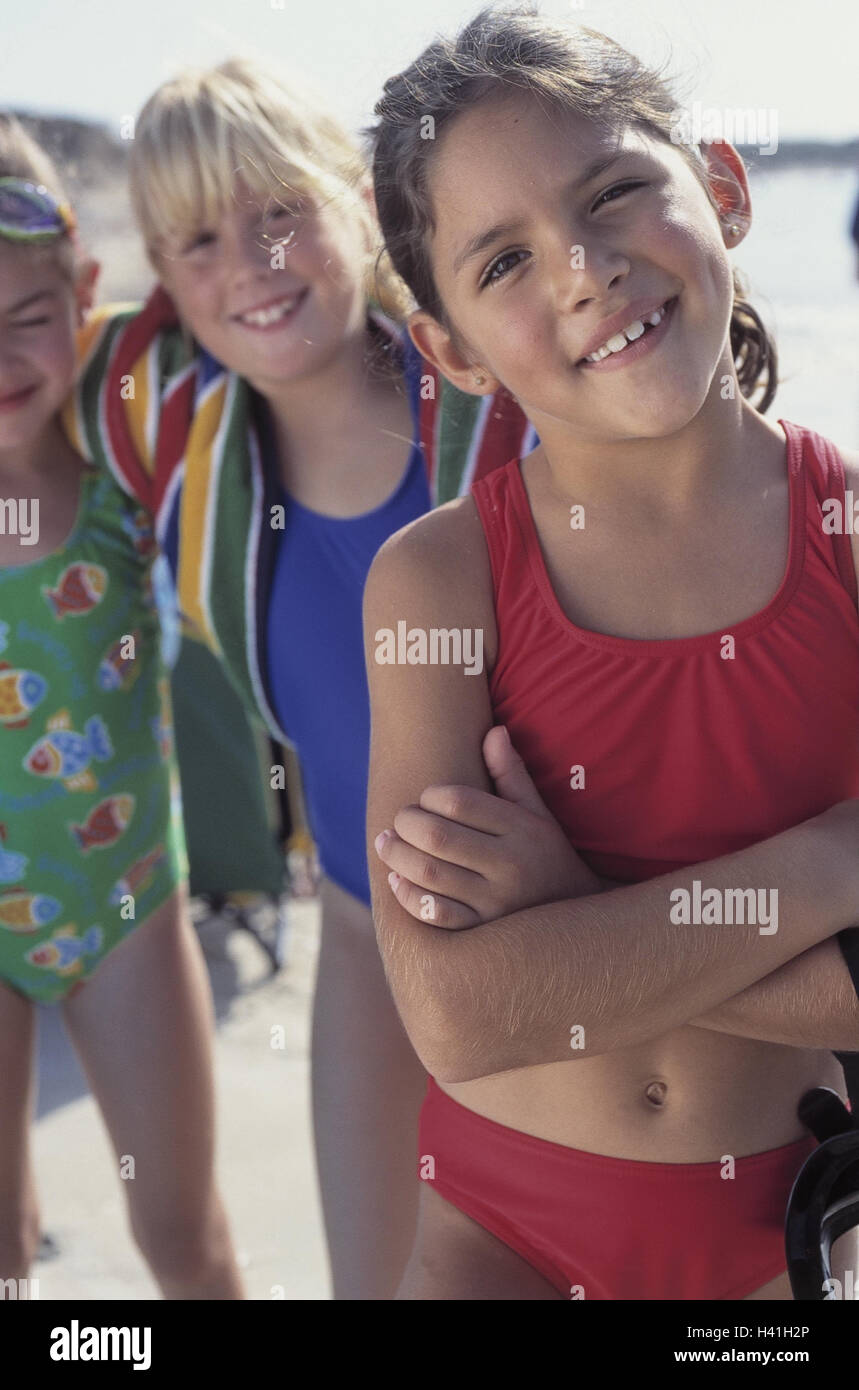 Spiaggia di sabbia, ragazza, felice, metà ritratto, esterno, mare, estate, spiaggia, sabbia, vacanza, vacanze, tempo libero e l'infanzia, bambini 8 - 9 anni, Felice, costume da bagno, costumi da bagno, diverte, abbraccio, abbraccio, amici, amicizia, wink Foto Stock