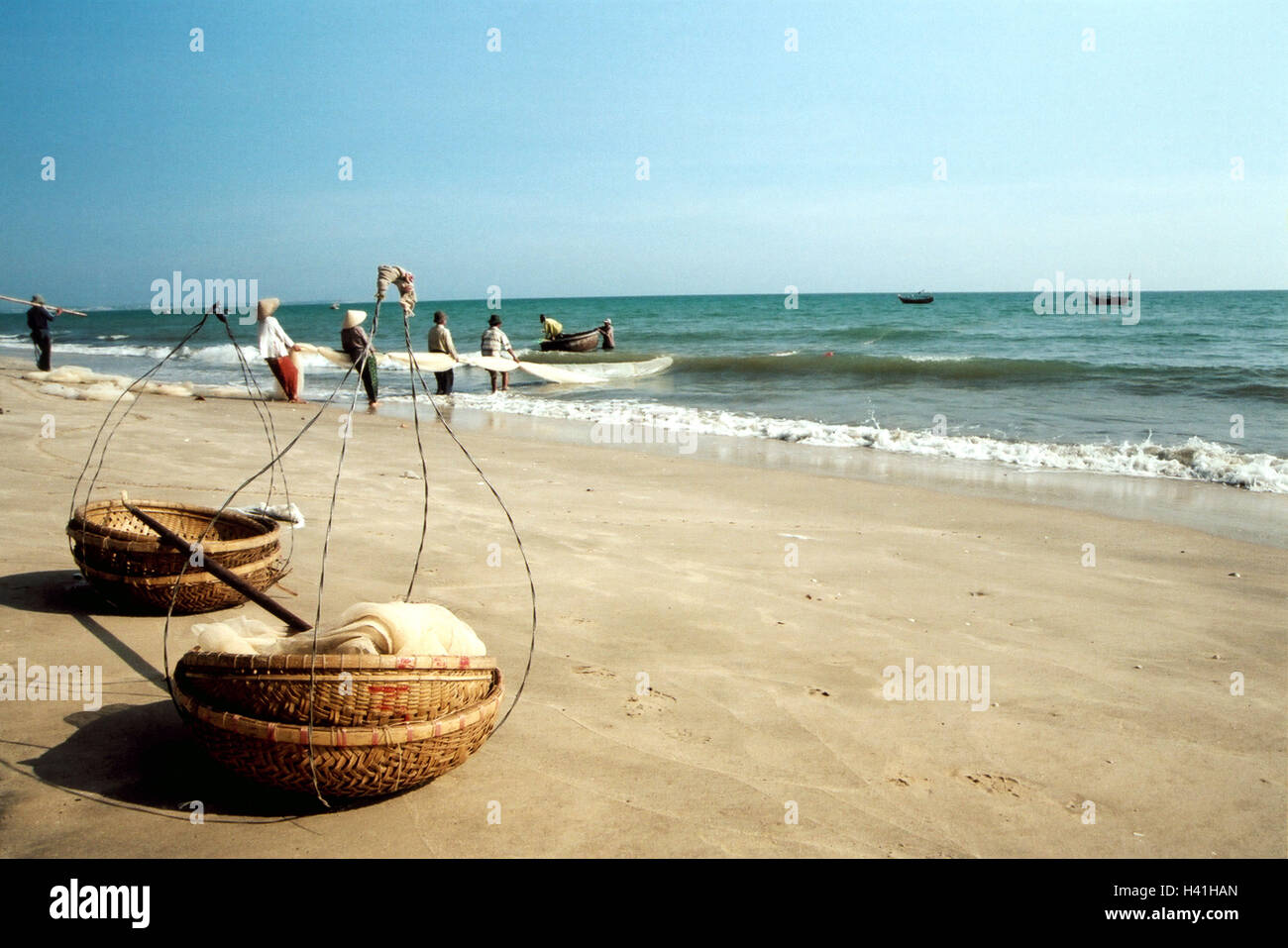 Il Vietnam, costa, Mui l'uno, spiaggia, Tragekörbe, Fischer, reti a recuperare, mare Asia, Sud-est asiatico, Công Hòa X AE Hôi Chu Nghia Viet Nam, riva del mare, il villaggio di pescatori, spiaggia sabbiosa, cesti di pesce, costi ceste, trasporto cesti, ritorto, Tragestange, barche da pesca, stivali, locali, vietnamita, Fischer, economia, occupazione, pesca, pesca, pesca, pescare net, net, le catture, estrarre, shore, acqua viva, tutto il corpo Foto Stock
