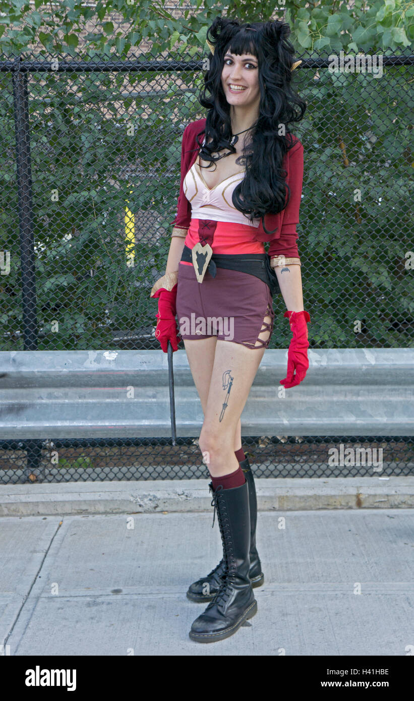 Una bella donna nel suo ventenne vestita come Hanna regina di ratto a COMICON 2016 a Manhattan, New York City. Foto Stock