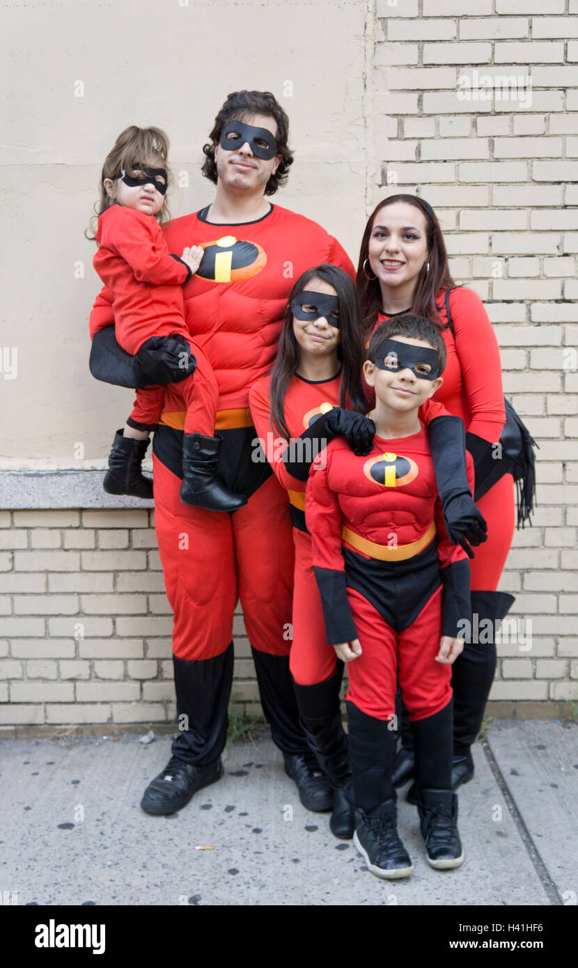 Una famiglia vestiti simili come caratteri di Pixar film di animazione, Gli Incredibili. A COMICON 2016 nella città di New York. Foto Stock