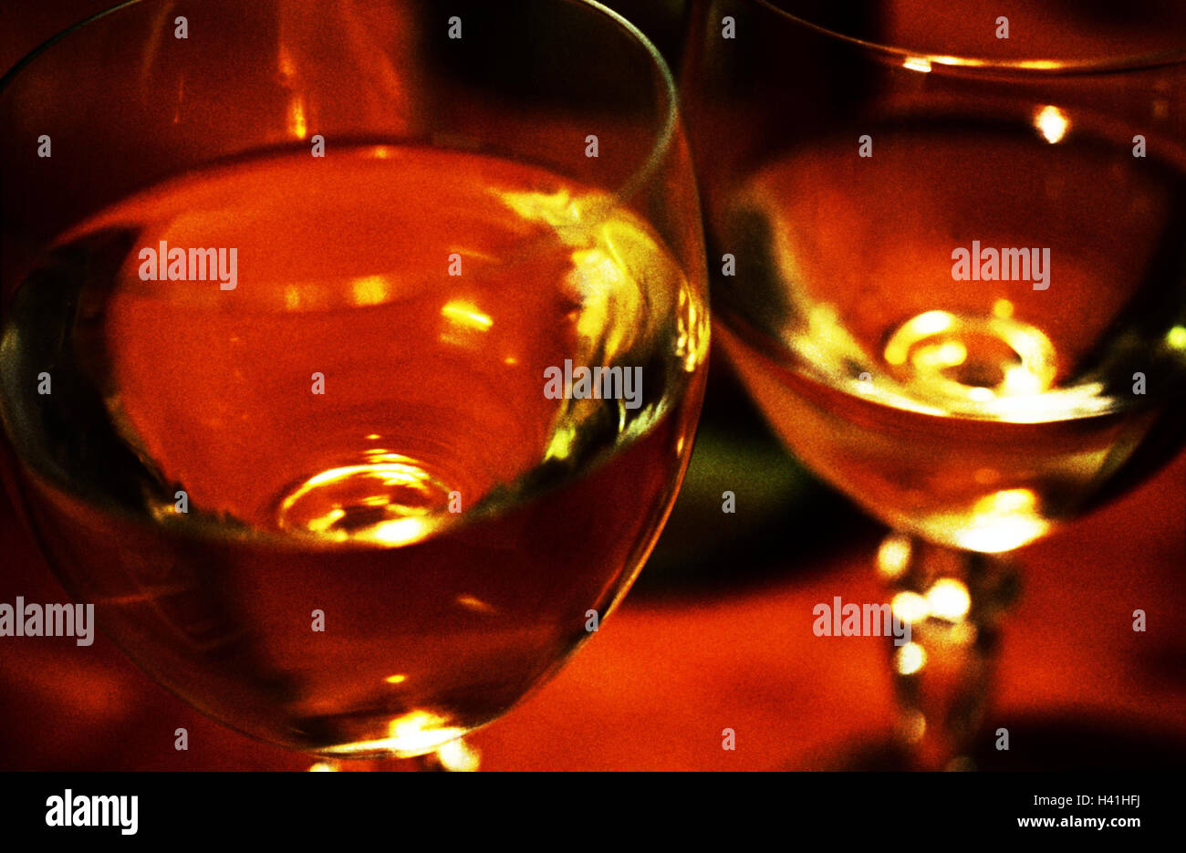 Wineglasses, vino bianco, vicino, ancora in vita, vino bianco, bicchieri da vino, vetro, bicchieri, due, alcol e bevande alcoliche, Foto Stock