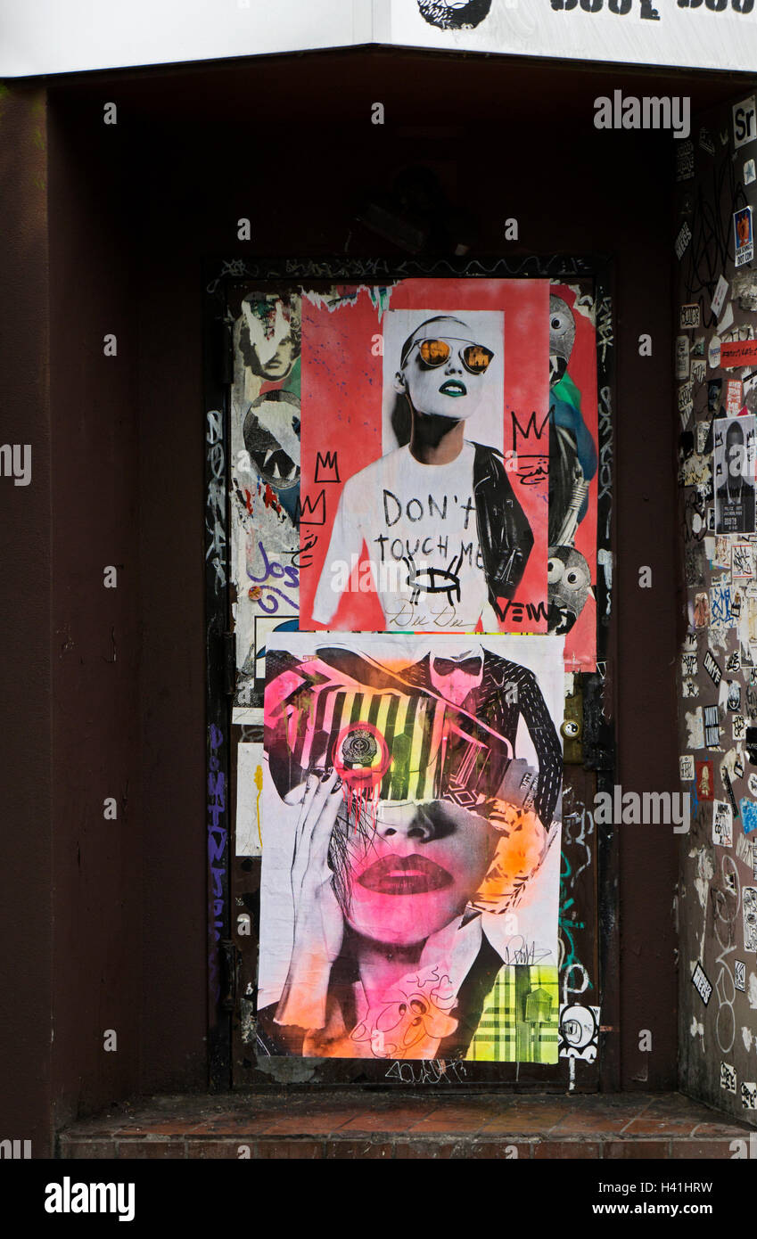 Una porta nel West Village con la street art, poster, adesivi e graffiti. Sesta Avenue, New York City. Foto Stock