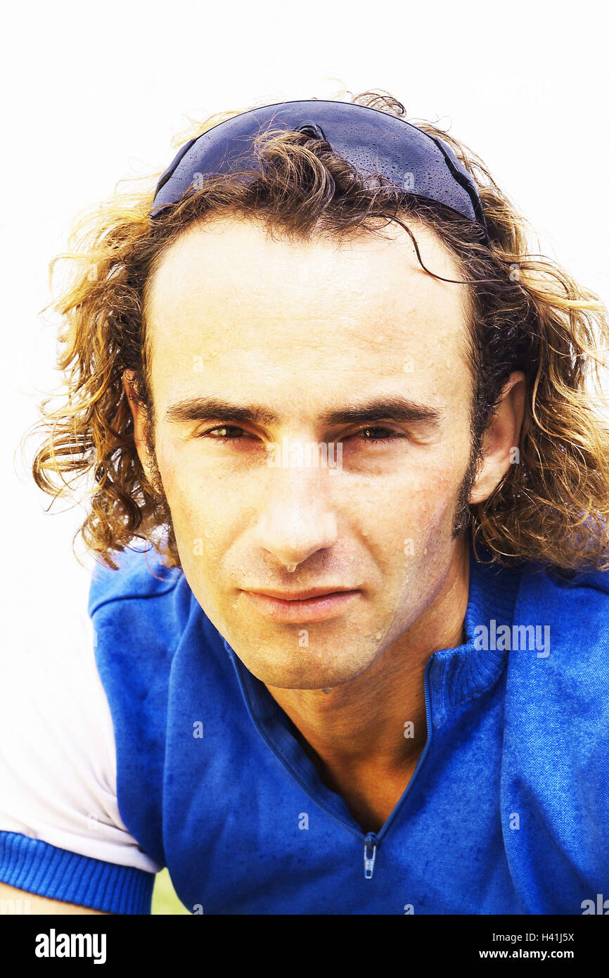 I ciclisti, sudore, ritratto, uomo, 30-40 anni, sportivi, corridori ciclisti, look, il sudore e la fatica, impoverimento, ceppo, a cavallo di una bicicletta, escursioni in bicicletta, hobby, tempo libero, sport, attività fitness, sanità, formazione, gita in bicicletta, tour in bicicletta, estate, uomo il ritratto, i capelli castani, riccioli, occhiali da sole Foto Stock