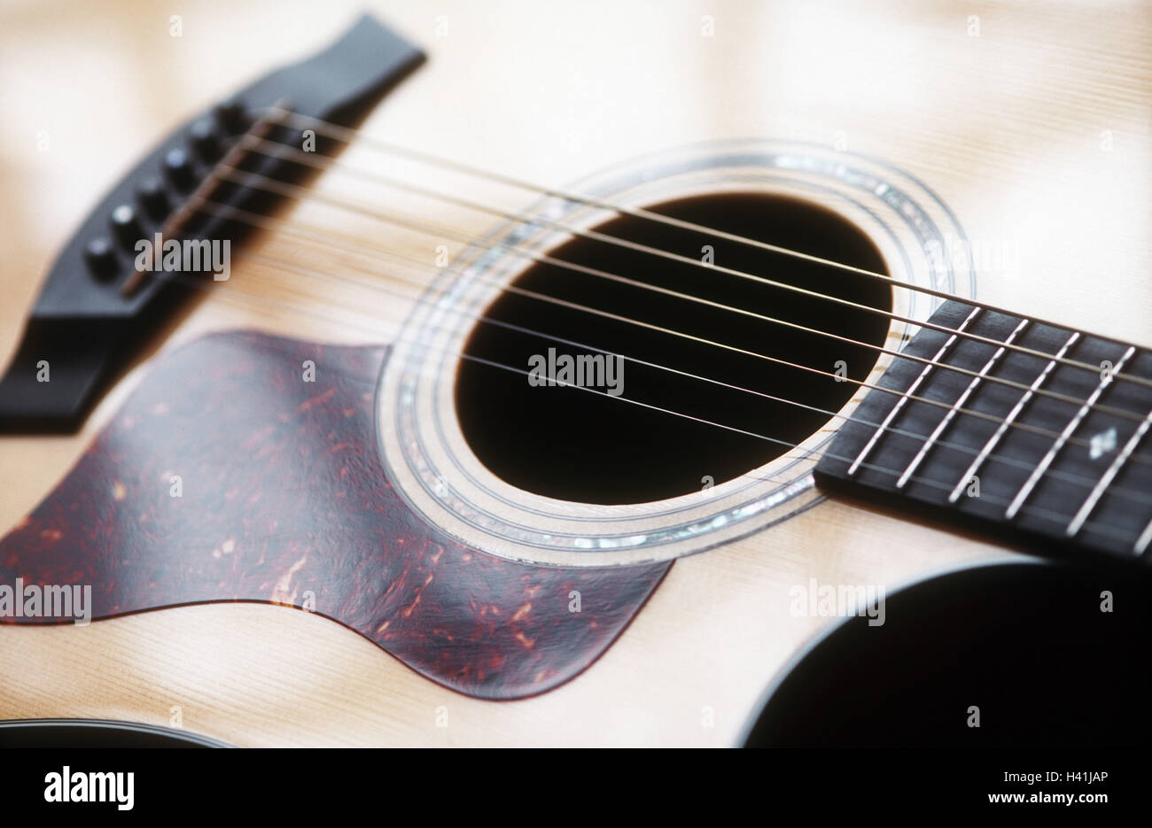 Chitarra, dettaglio, strumento a corde pizzicate, strumento, strumento musicale, chitarra acustica, strumento, foro suono, chordae, strumento di accompagnamento, western guitar, musica, fare musica, intrattenimento, fotografia del prodotto, still life Foto Stock