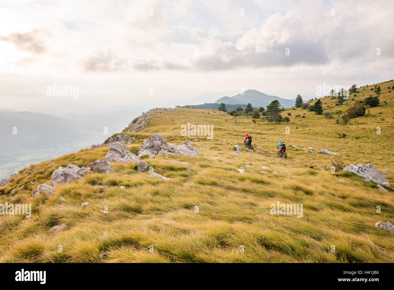 Due persone in mountain bike su un sentiero nei pressi del Fiume Vipava, Slovenia Foto Stock