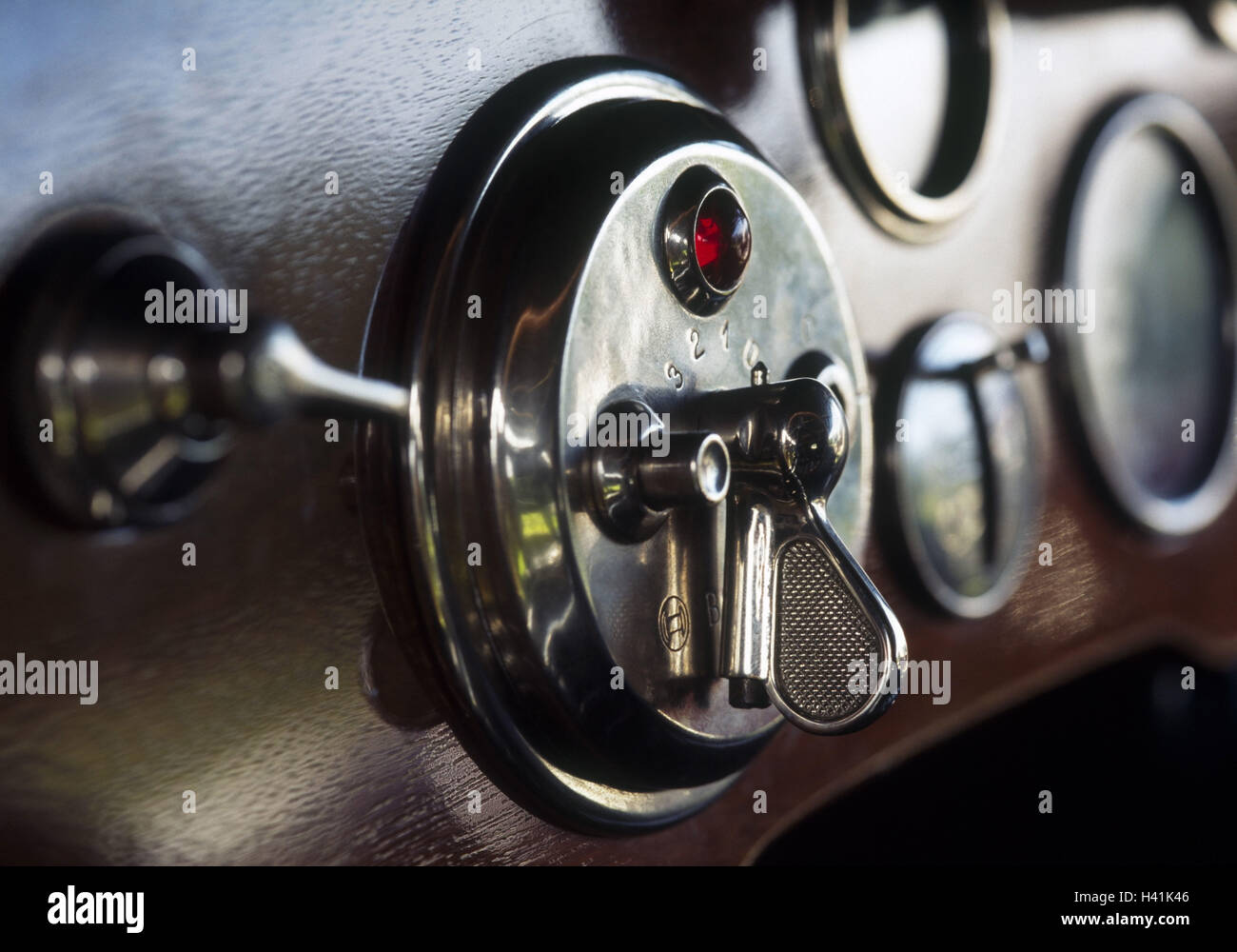 Auto, old-timer, all'interno, dettaglio, cruscotto, legno, interruttore, indicando, lampada di controllo veicolo, autovetture, coltivati, nobilmente, vecchio, esclusivamente, nostalgicamente, in una vecchia maniera, lusso, nostalgia, pozzetto, indotti, pannelli in legno, display, l Foto Stock