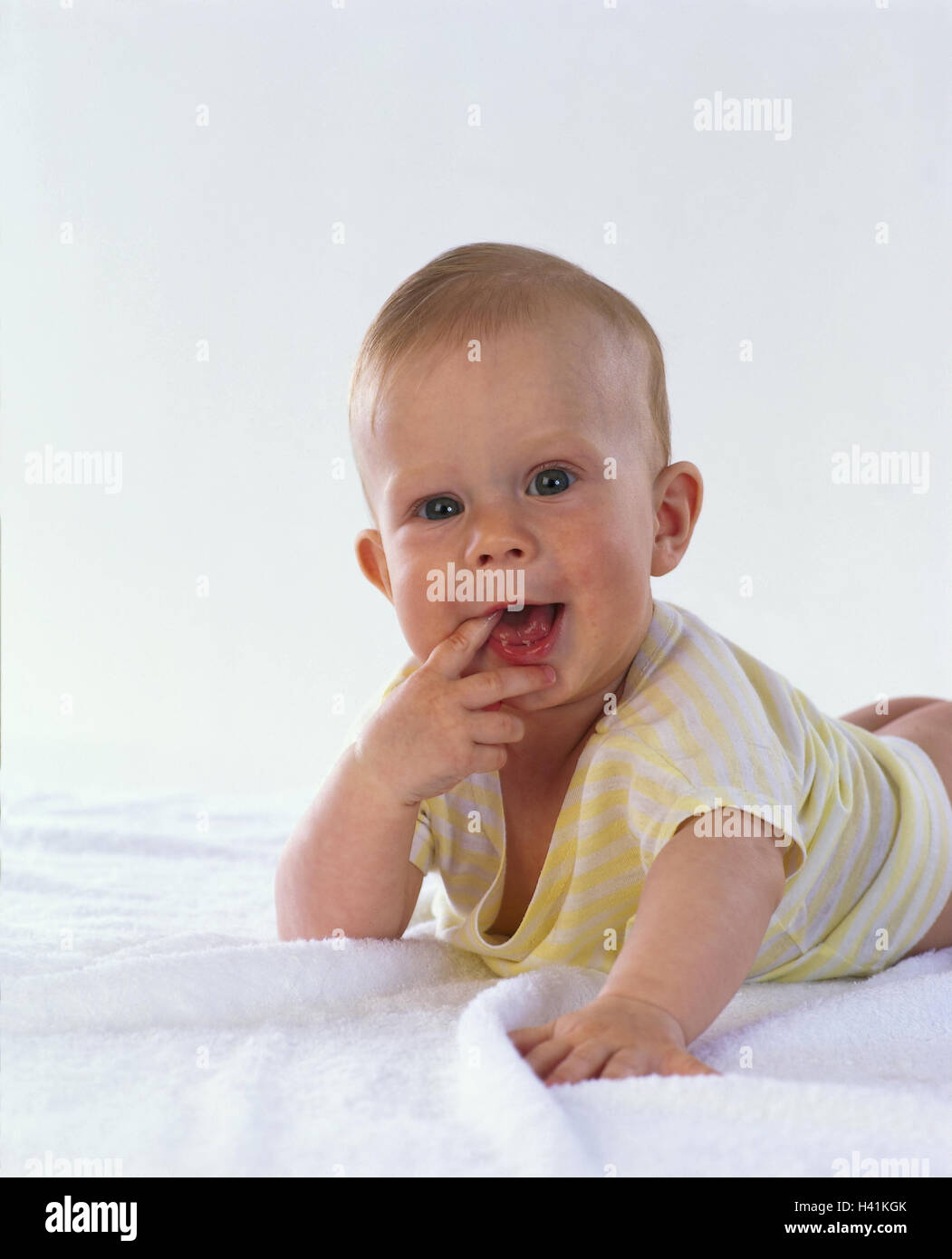 Tappi, baby, felice, posizione addominale, dito, bocca, vista laterale, molto vicino, all'interno, studio, bambino, infantile, felice, allegria, espressione cordiale e felice, contently, soddisfazione, giacciono Foto Stock