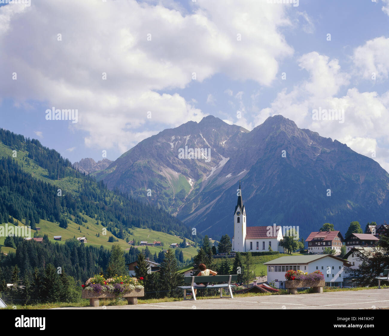 Austria Vorarlberg, Kleinwalsertal, Hirschegg, chiesa, montagne, calcio di rigore di testa, 2387 m, Zwölferkopf, 2224 m, Europa Westösterreich, piccolo Walsertal, luogo, luogo turistico, paesaggio di montagna, montagne, montagne delle Alpi, sella, turistico, indietro Foto Stock