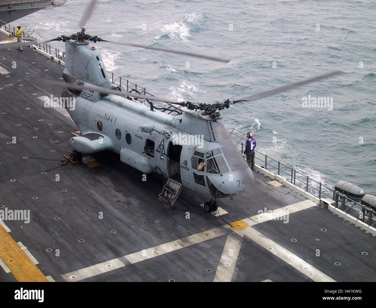 28 gennaio 2003 l Operazione Enduring Freedom: un CH-46D/E Sea Knight elicottero sulla USS Nassau, nel Golfo Persico. Foto Stock