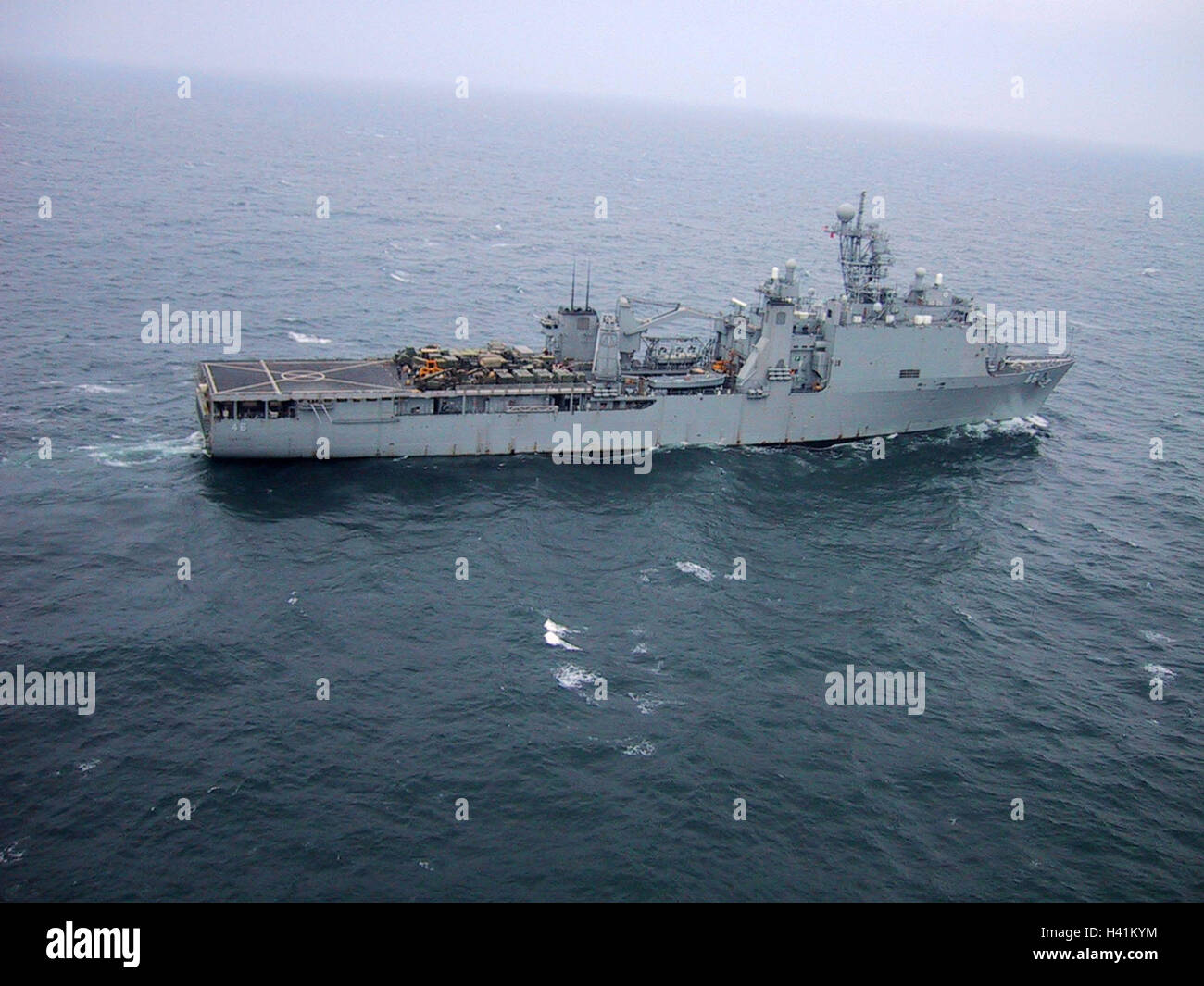 28 gennaio 2003 durante l'operazione Enduring Freedom, la USS Tortuga (LSD-46) nel Golfo Persico. Foto Stock