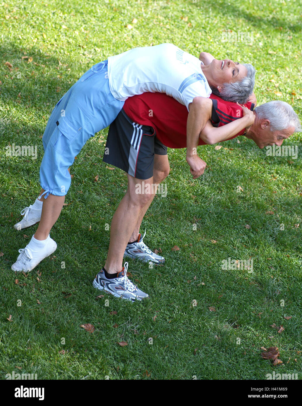 Prato, cittadini anziani, ginnastica pratica, torna indietro, sollevamento,  estate 50-60 anni, coppia, coppia Senior, sportivo, ginnastica, esercizi  sportily, sport, attività pratica di ginnastica, fitness, formazione, tempo  libero, hobby, attività ...