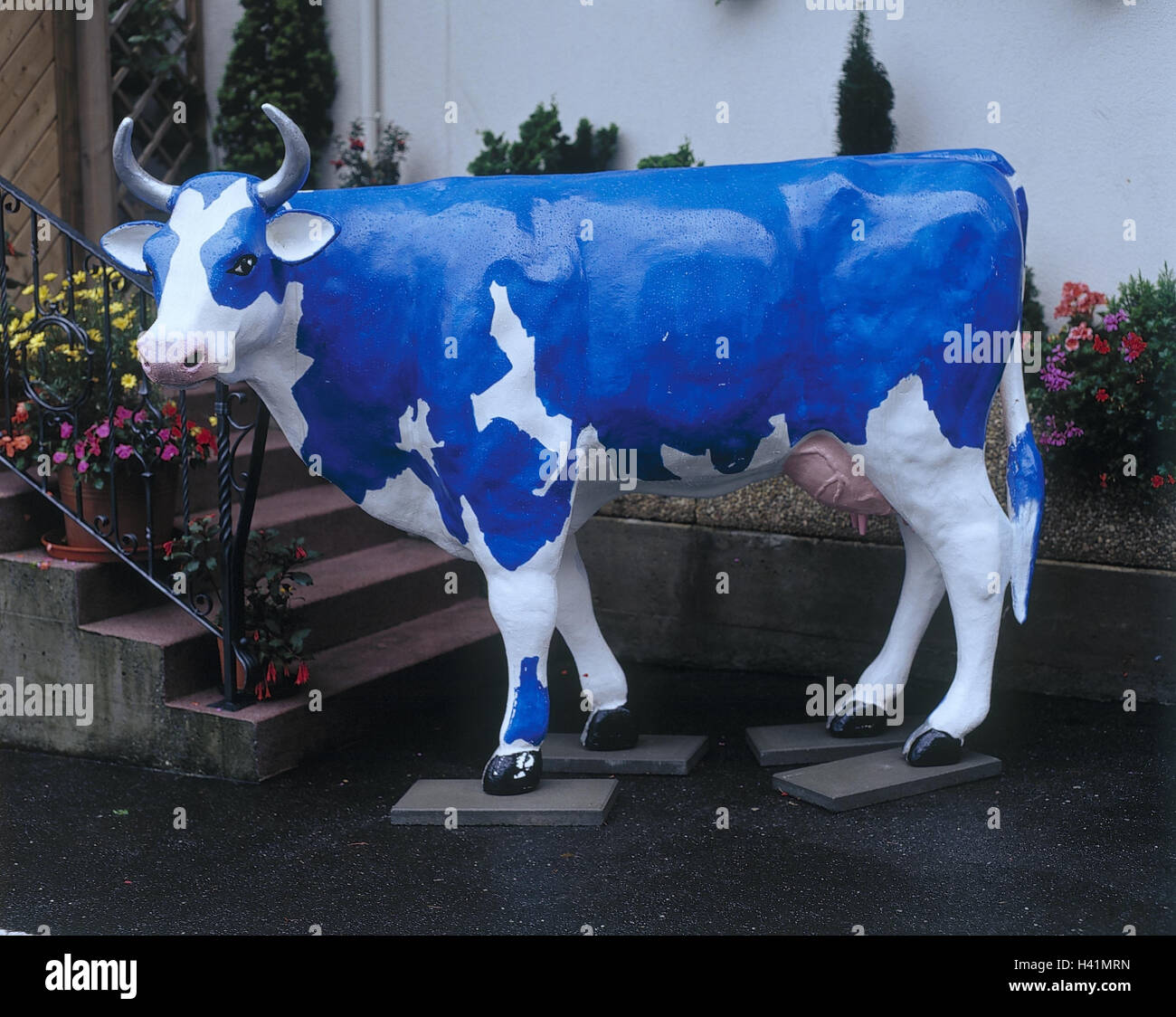 La Svizzera, casa residenziale, dettaglio rising, mucca di plastica blu-bianco, fuori, mucca, pubblicità, economia lattea, agricoltura, Foto Stock