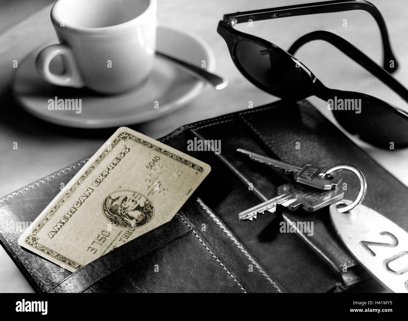 Tabella, tazzina, occhiali da sole, chiave bundle, carta di credito, b/w, bar, tazza di caffè espresso, bicchieri, chiavi, hotel chiavi, chiavi, pagamento mediante trasferimento, "il denaro di plastica", rating di credito, i mezzi di pagamento, still life, la fotografia del prodotto Foto Stock