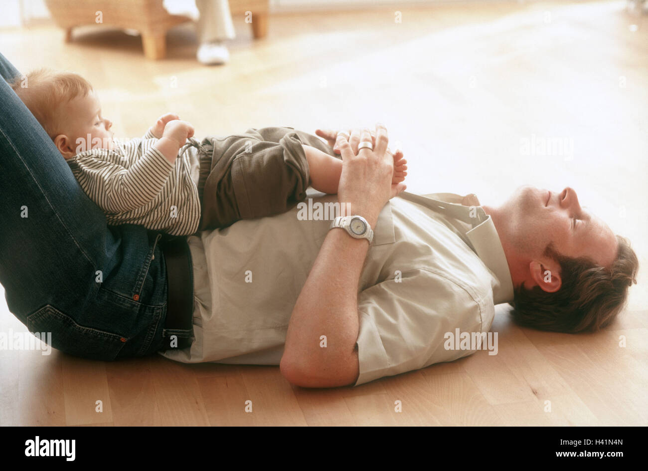 Piano, padre, baby, 7 mesi, play, uomo, bambino, baby, infantile, attività, di amore, di affetto, di divertimento, gioco, cura, felice, contently, insieme all'interno Foto Stock