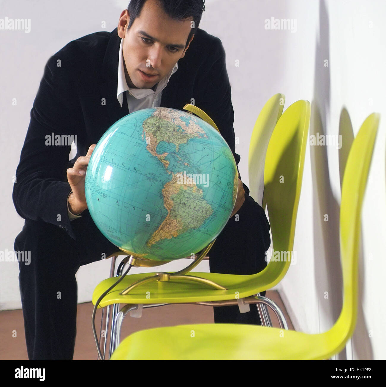 Sedie, imprenditore, sedersi, sguardo %0AGlobus%0A%0AMann managers 20-30 anni 30-40 anni vacanza-mature ha sottolineato wanderlust anelito viaggio estero il viaggio i viaggi a lunga distanza, pianificazione di viaggi, desiderio, viaggi febbri, vacanza-mature, sogno, il desiderio, viaggio, globalmente a livello mondiale, va in un viaggio, viaggi, pianificazione, piani, interesse, geografia, geografia, imprese, business, si espande sul mercato mondiale, globalmente Player, concetto, Foto Stock