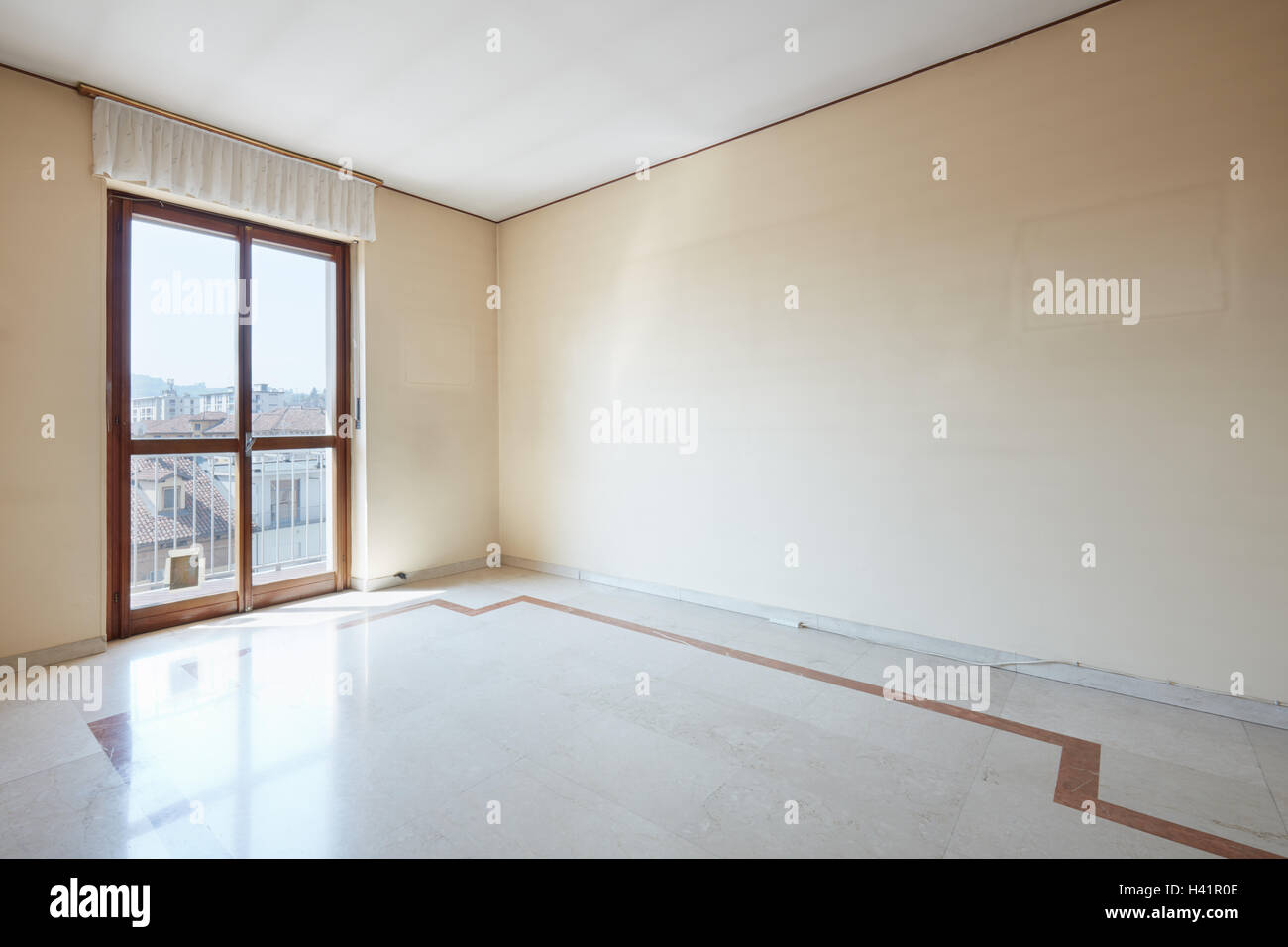 Camera vuoto interno con pavimento in marmo, alla luce del sole Foto Stock