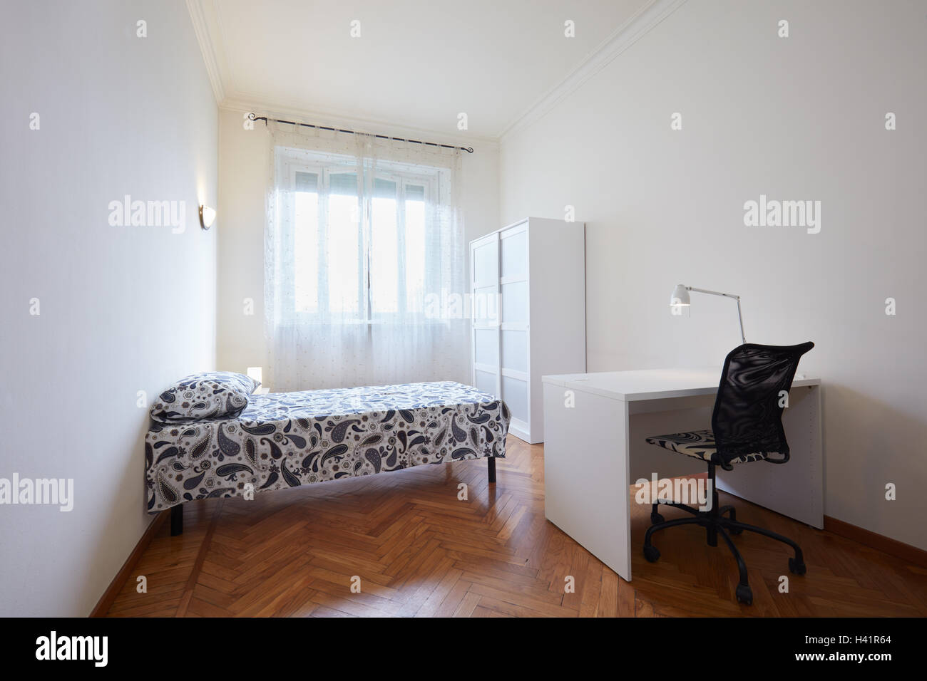 Interiore camera da letto con letto singolo in appartamento normale Foto Stock