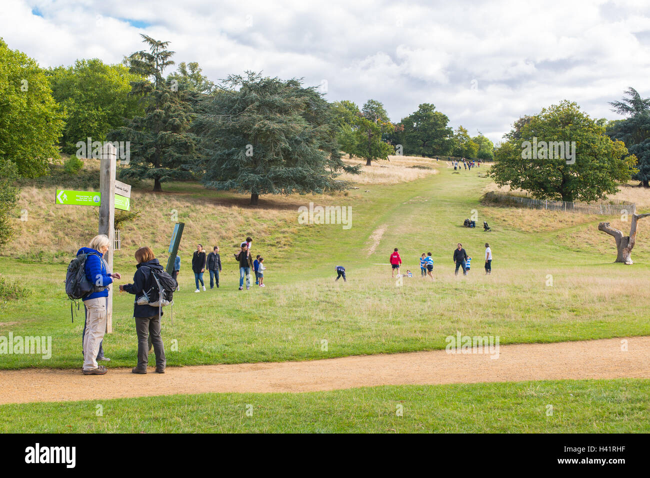 Gli escursionisti urbano su un percorso vicino a petersham cancello in Richmond Park, Londra. persone non identificate hanno escursionismo sulla collina in background Foto Stock