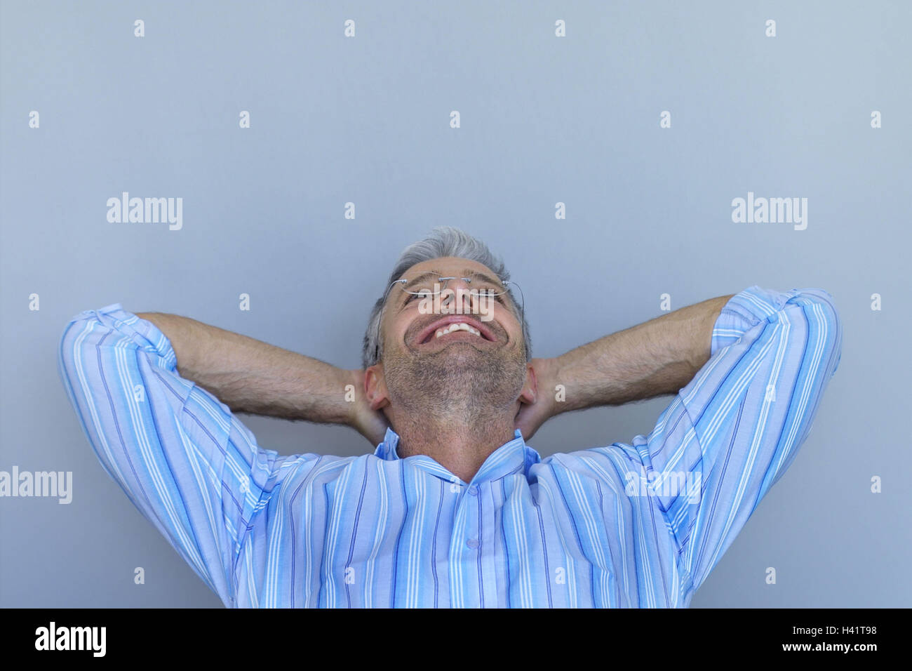 L'uomo, medioevo, bicchieri, sorrisi, appoggia la schiena, ritratto serie, uomini ritratto, 40-50 anni, ben Ager, grigio-pelose, a pelo corto, portatori di occhiali, bella, attraente, mani, colli, simpaticamente con successo, sorrisi, allegramente, diverte, maglietta, Foto Stock