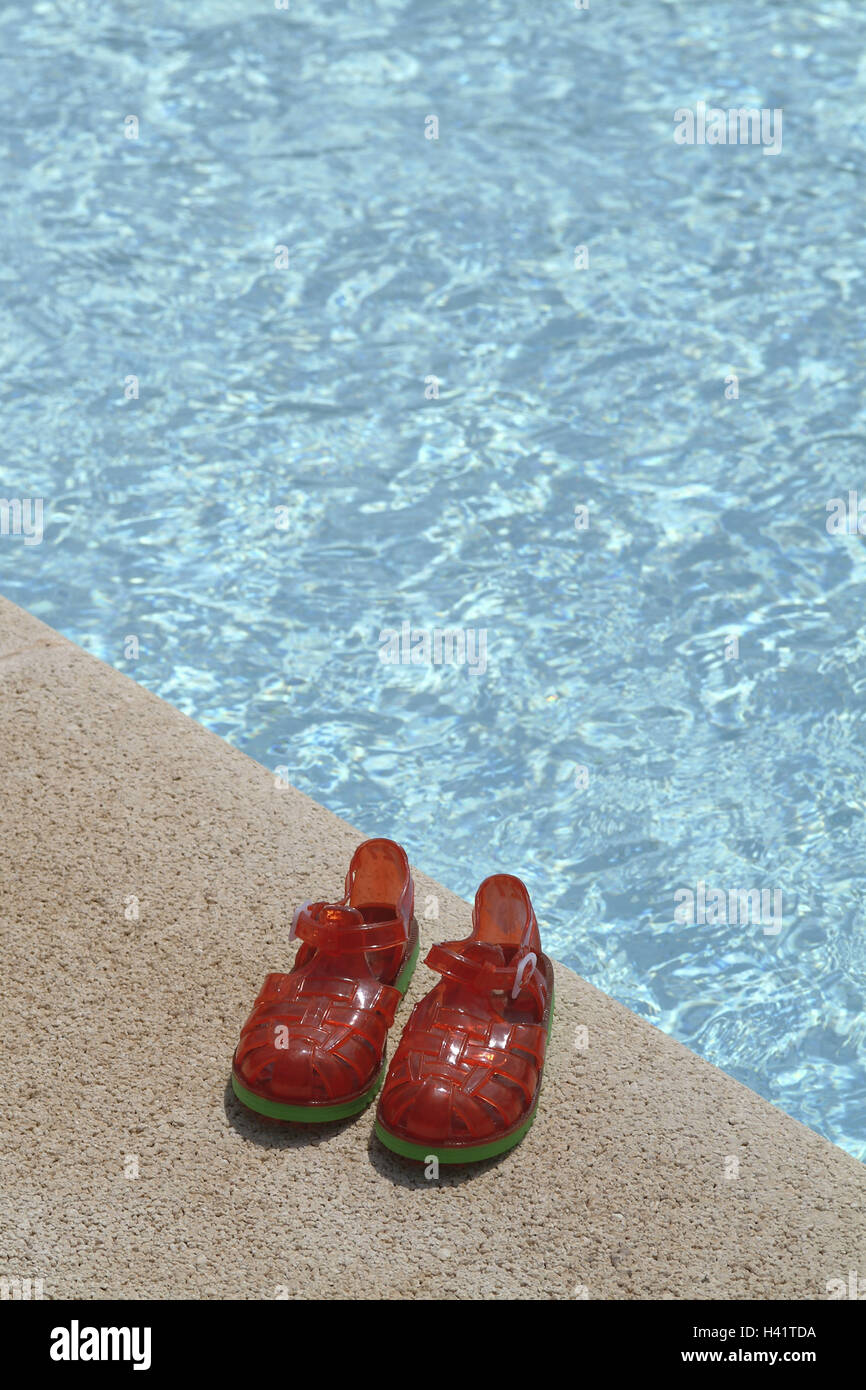 Piscina, cembalo margine, bambino scarpe da spiaggia, piscina, piscina,  piscina, acqua, scarpe, le calzature per bambini, spiaggia scarpe, sandali,  bagno sandali, rosso, icona, infanzia, Estate, vacanza, vacanze, tempo  libero, idea, concezione, still