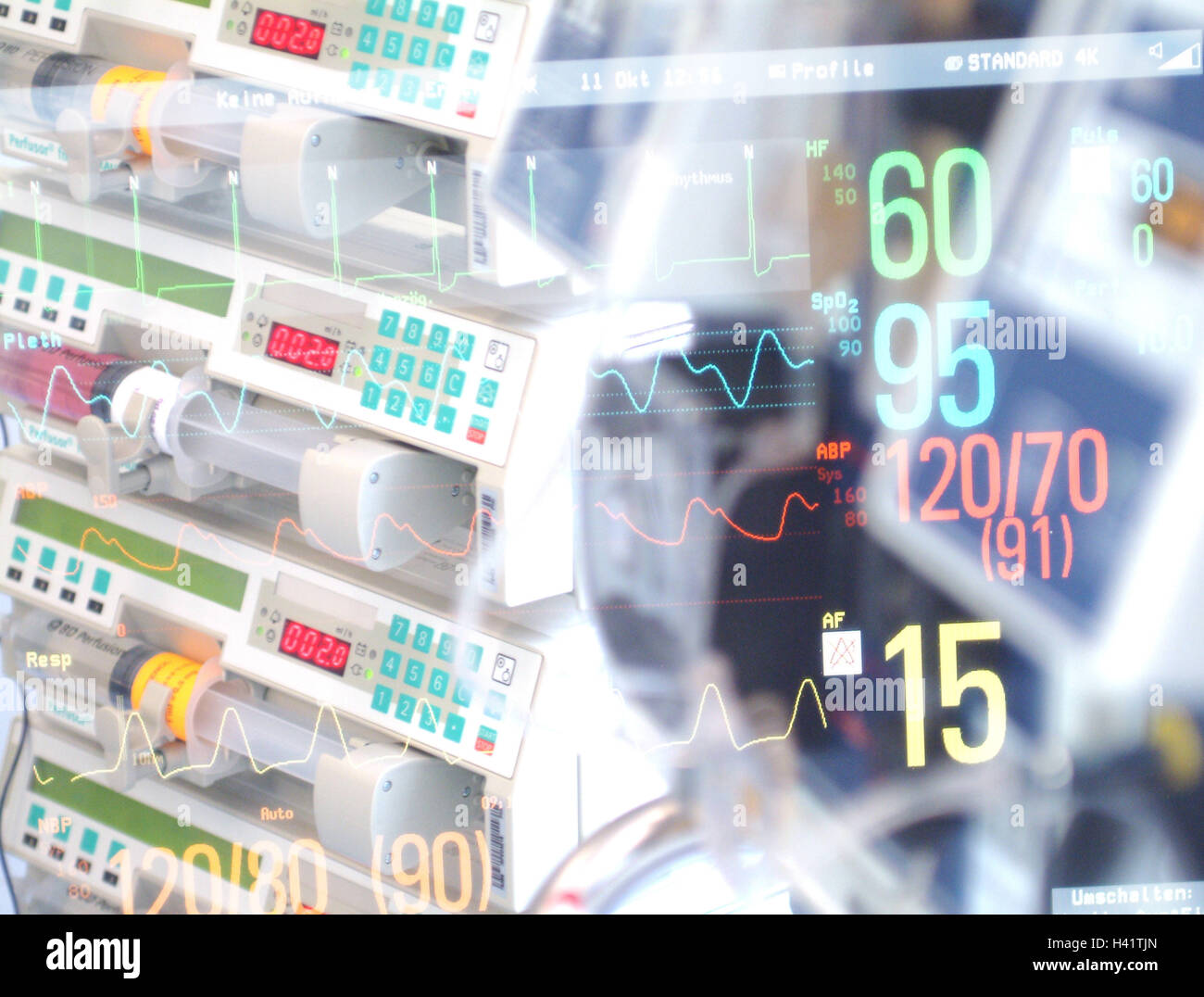 La composizione, ospedale, unità di cura intensiva, il dosaggio del farmaco, monitor indicando, dettaglio, clinica, medicina, farmaci, medicamento, Pharmaka, Pharmazeutika, soluzioni, soluzioni di gocciolamento, la malattia, la salute, la necessità vitale, alimentazione, tecnologia medica, dispositivi di dosaggio, e Foto Stock